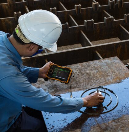 2 (61) Ultrasonic test to detect imperfection or defect of steel plate in Workshop, NDT Inspection.